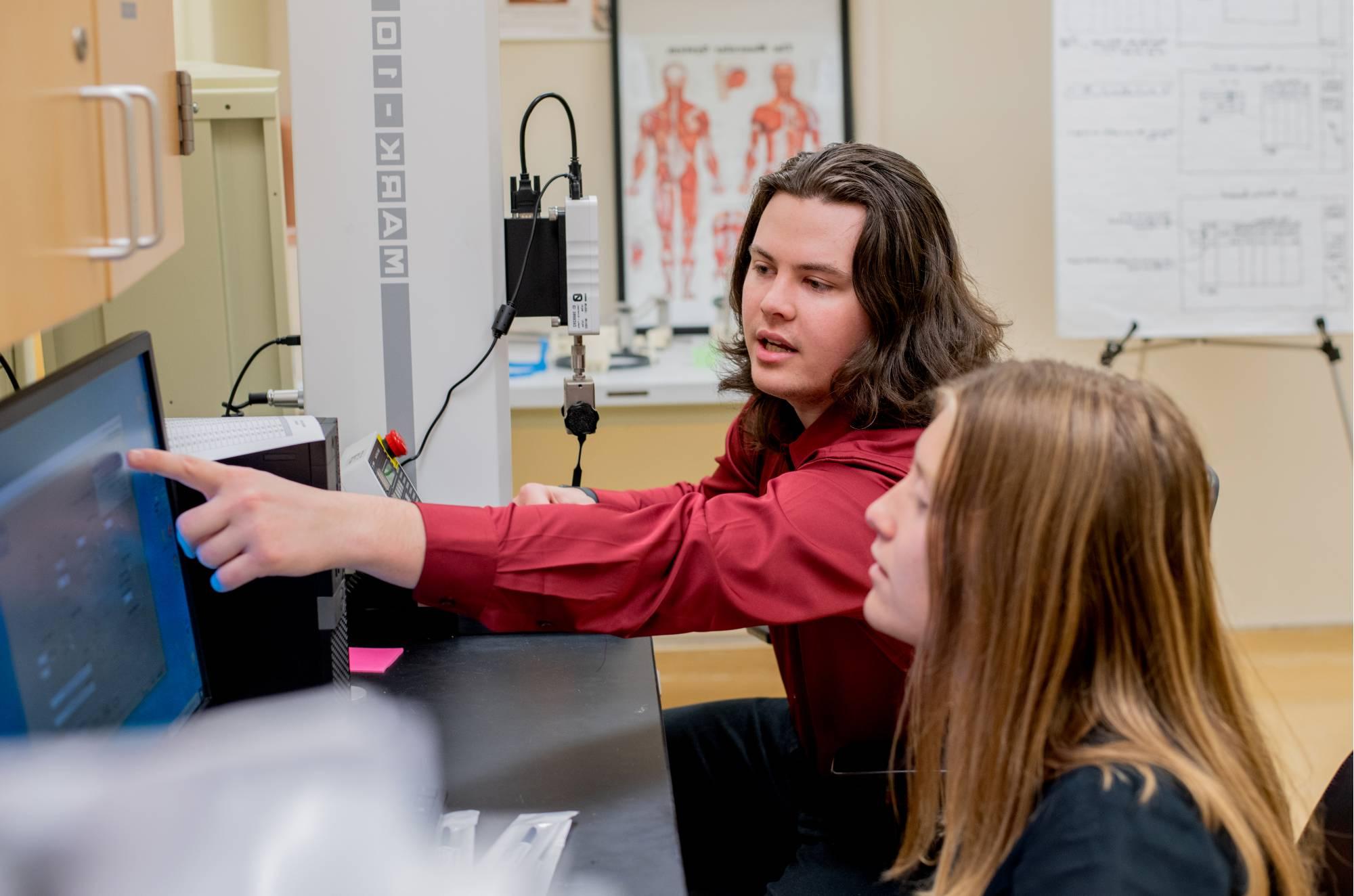 Studenst working in lab